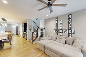 Stylish 3BR Home w/ Patio, W & D