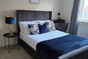 House - Sleeps 6 & Parking