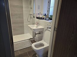 House - Sleeps 6 & Parking