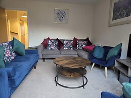 House - Sleeps 6 & Parking
