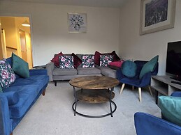 House - Sleeps 6 & Parking