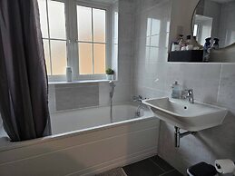 House - Sleeps 6 & Parking