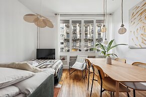 Chic 1BR by Hotel de Ville & The Louvre
