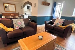 3 Bed Harbour-view Cottage Sleeps 6 - Dog Friendly