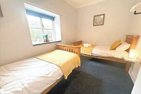 3 Bed Harbour-view Cottage Sleeps 6 - Dog Friendly