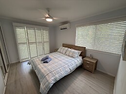 The Palms - Beach Retreat With Pool, Garden, BBQ