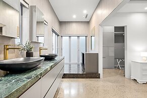 Striking Luxury Home With Garden & BBQ