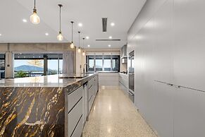 Striking Luxury Home With Garden & BBQ