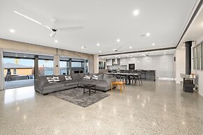 Striking Luxury Home With Garden & BBQ