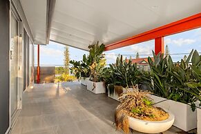 Striking Luxury Home With Garden & BBQ