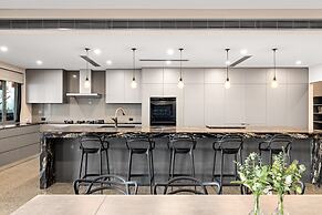 Striking Luxury Home With Garden & BBQ