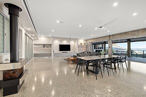 Striking Luxury Home With Garden & BBQ
