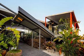 Striking Luxury Home With Garden & BBQ