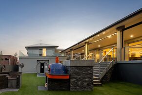 Striking Luxury Home With Garden & BBQ