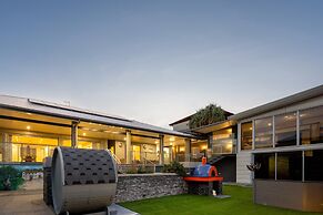 Striking Luxury Home With Garden & BBQ