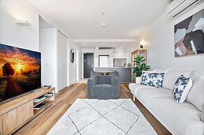 Stylish Two-bed Retreat in Central Melbourne