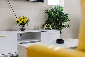 Modern Comfort Downtown Indy Stylish 3BR Getaway