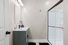 Modern Comfort Downtown Indy Stylish 3BR Getaway
