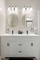 Modern Comfort Downtown Indy Stylish 3BR Getaway