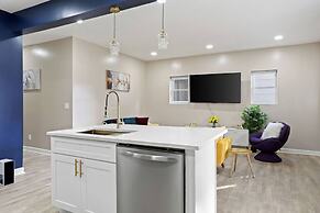 Modern Comfort Downtown Indy Stylish 3BR Getaway