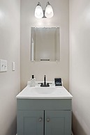 Modern Comfort Downtown Indy Stylish 3BR Getaway
