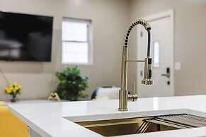 Modern Comfort Downtown Indy Stylish 3BR Getaway