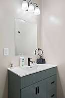 Modern Comfort Downtown Indy Stylish 3BR Getaway