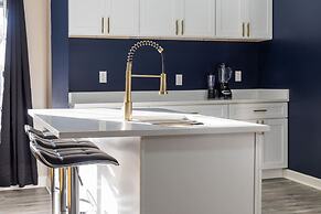 Modern Comfort Downtown Indy Stylish 3BR Getaway