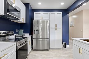 Modern Comfort Downtown Indy Stylish 3BR Getaway