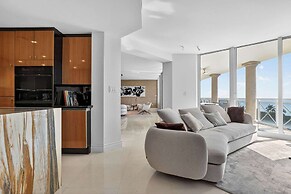 Coastal Enclave Key Biscayne Oceanview w Pool