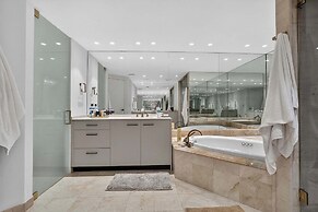 Coastal Enclave Key Biscayne Oceanview w Pool