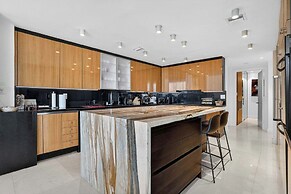 Coastal Enclave Key Biscayne Oceanview w Pool