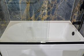 Lake Access 4 Bed 3 Bath HOT TUB