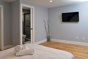 Lake Access 4 Bed 3 Bath HOT TUB