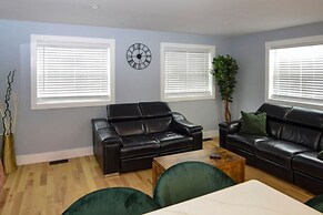 Lake Access 4 Bed 3 Bath HOT TUB