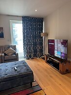 Barking Bliss - Bright Apartment With City Views