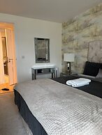Barking Bliss - Bright Apartment With City Views