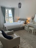 Barking Bliss - Bright Apartment With City Views