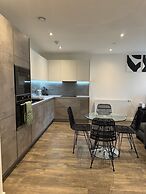 Barking Bliss - Bright Apartment With City Views