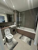 Barking Bliss - Bright Apartment With City Views