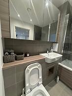 Barking Bliss - Bright Apartment With City Views