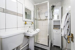 Modern - 2BR Flat Near Easter Road Stadium