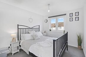 Cozy Edinburgh 2BR With CAR Parking