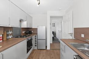 Cozy Edinburgh 2BR With CAR Parking