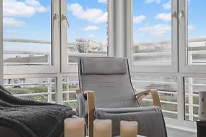 Cozy Edinburgh 2BR With CAR Parking
