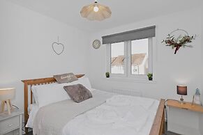 Cozy Edinburgh 2BR With CAR Parking