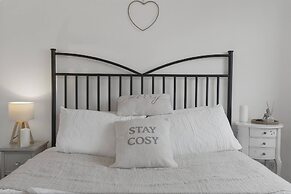 Cozy Edinburgh 2BR With CAR Parking