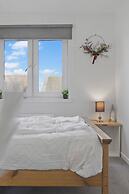 Cozy Edinburgh 2BR With CAR Parking