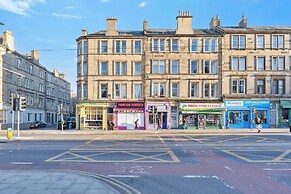 Bright 2 Bedroom Flat on Leith Walk