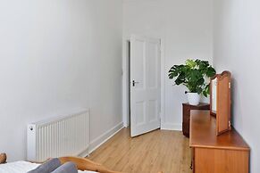 Bright 2 Bedroom Flat on Leith Walk
